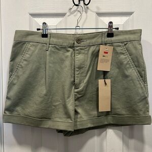 NWT Levi’s Women’s Chino Shorts size 31